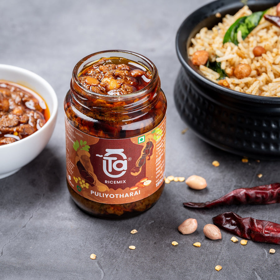 Open jar of Ta Puliyodharai Rice Mix with puliyodharai rice and dried red chillies